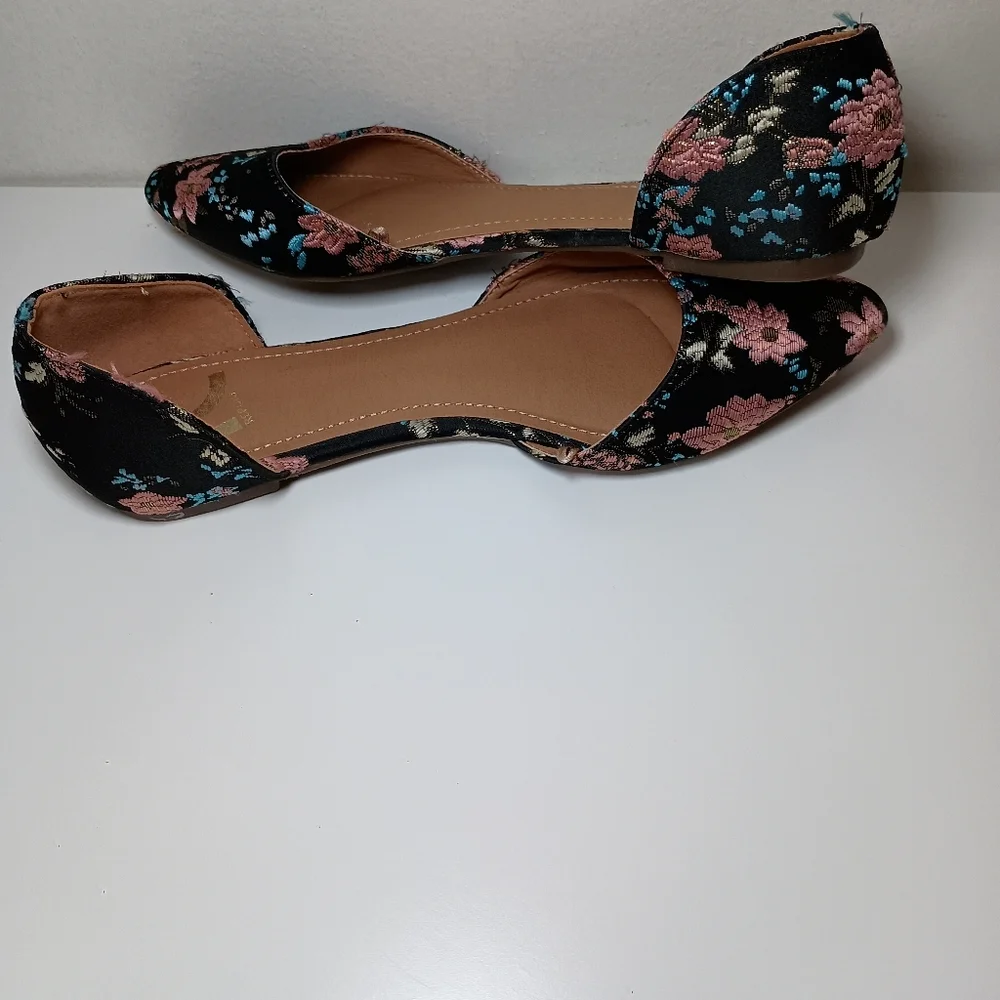 Women's Report Fabric Flats Size 7.5 M